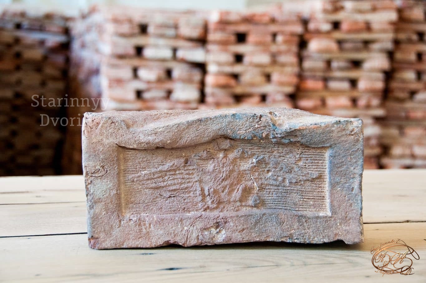 Старинный кирпич с клеймом Орёл Старинный кирпич с клеймом Орёл